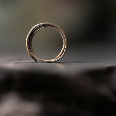 Anillo Hueco de Diseño Artesanal - Joyería Unisex Elegante - Image 3