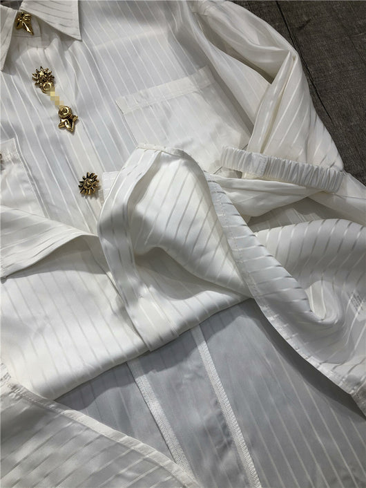 Blusa Blanca con Rayas y Logo Dorado en Acetato Imitación - Image 21