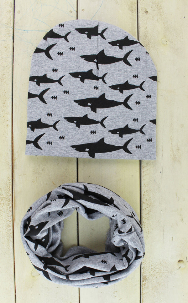 Conjunto Gorro y Babero de Algodón Estampado con Cierre Ajustable