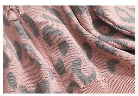 Conjunto Tres Piezas Estampado Leopardo con Chaleco y Cardigan con Capucha - Image 24