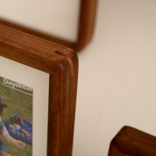 Marco de Fotos de Madera de Nogal Macizo con Diseño Premium - Image 3