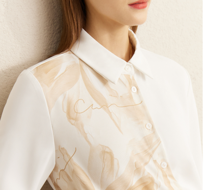 Blusa Satinada Blanca de Largo Medio con Diseño Asimétrico - Image 12