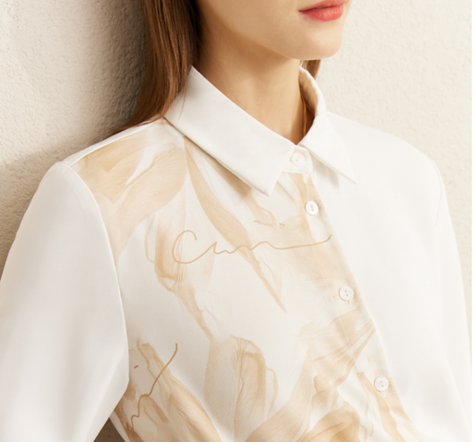 Blusa Satinada Blanca de Largo Medio con Diseño Asimétrico - Image 12