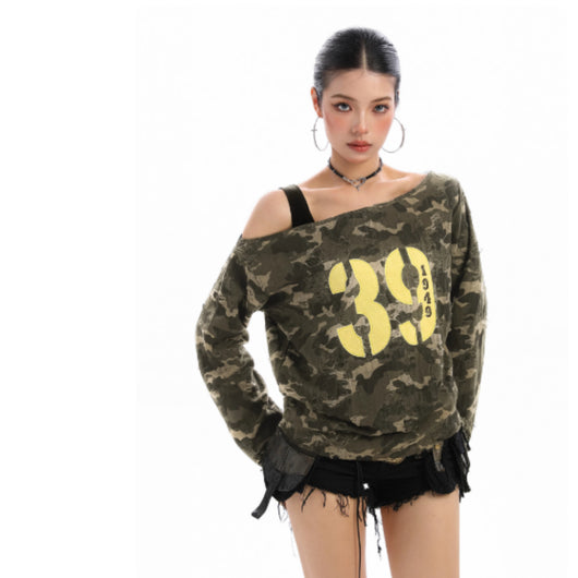Remera Larga Camuflada con Hombro Descubierto y Letras - Image 9