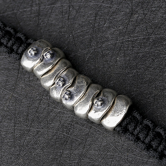 Pulsera Táctica de Paracord Plateado con Diseño Calavera - Image 3