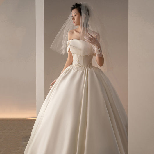 Vestido de Novia Retro Satinado con Hombros Descubiertos y Cola Elegante - Image 3
