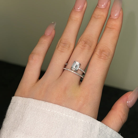 Anillo de Plata 925 con Zirconia Rectangular y Detalles Biselados