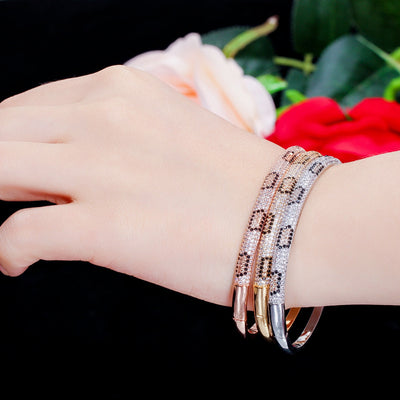 Pulsera Elegante para Mujer con Cierre de Resorte y Circonitas Incrustadas - Image 2