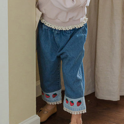 Jeans Casuales con Bordado de Fresa y Encaje - Image 6