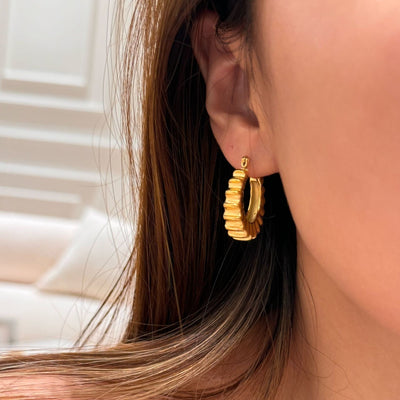 Aretes Vintage de Acero Titanio Chapado en Oro 18K con Diseño de Engranaje - Image 9