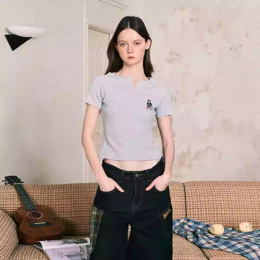 Camiseta Entallada Cuello V para Mujer - Diseño Minimalista - Image 10