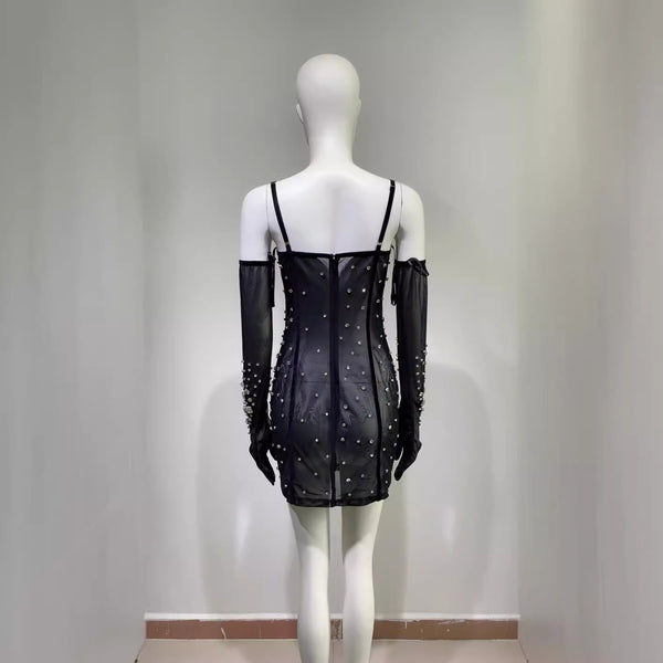 Guantes con Strass y Vestido de Malla Negra Sensual con Tirantes