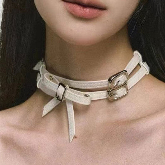 Collar de Cuero Blanco con Moño Elegante para Mujer