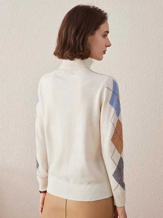 Suéter de Cachemira Pura con Cuello Alto y Detalle de Incrustación Geométrica - Image 4