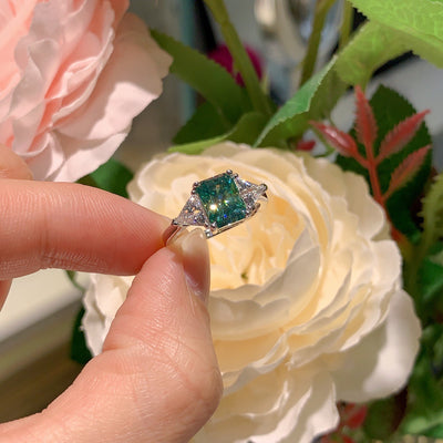 Anillo de Moissanita Triangular Azul Verde con Baño de Oro 18K en Plata - Image 8