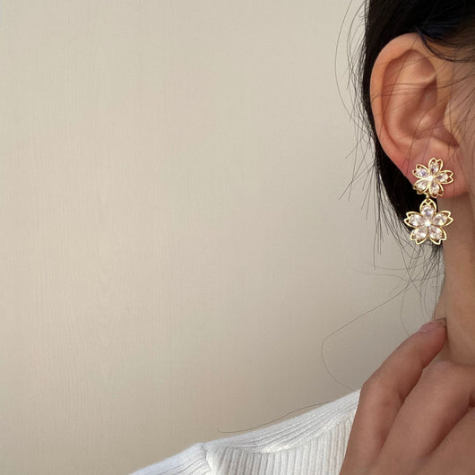 Joya Floral con Zirconia Cúbica - Diseño Coreano Elegante - Image 3