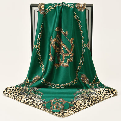 Pañuelo de Satén con Estampado de Leopardo y Cadena Decorativa - Image 12