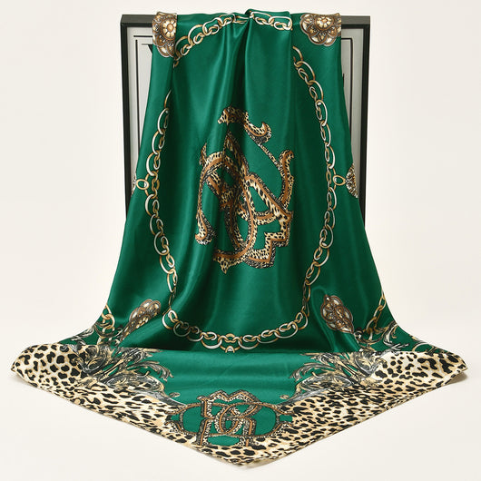 Pañuelo de Satén con Estampado de Leopardo y Cadena Decorativa - Image 12