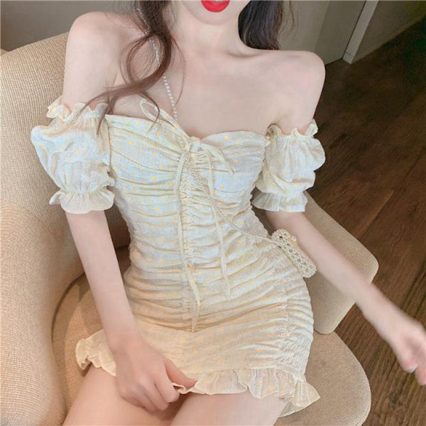 Vestido Floral Corto de Hombros Descubiertos con Volantes y Ajuste Ceñido