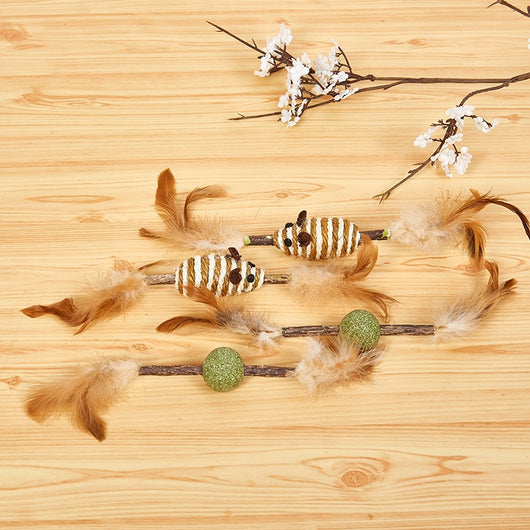 Feather and sisal cat toy with a wooden stick, green sisal ball, and brown feathers for molar cleaning.