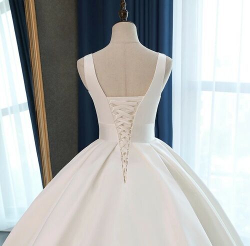 Vestido de Novia Satén con Hombros Descubiertos y Cola Larga Estilo Retro - Image 10