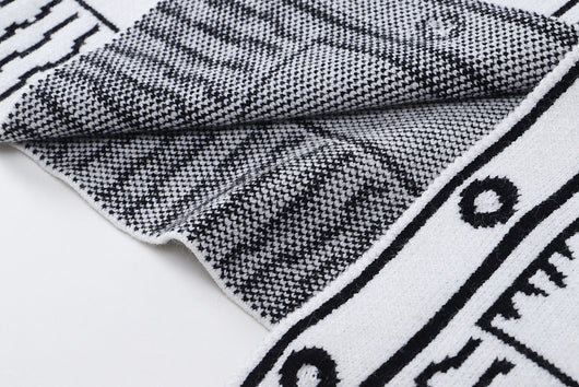Cardigan Tejido Estilo Cómics Graffiti Blanco y Negro - Image 11