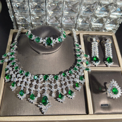 Conjunto de Joyería Elegante con Zirconia Verde - Collar, Aretes, Anillo y Pulsera