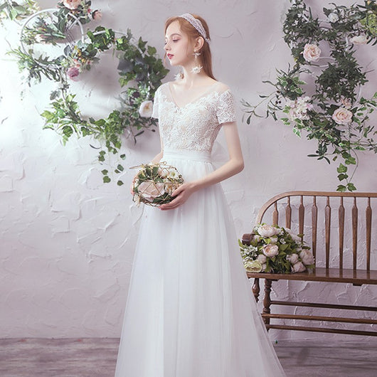 Vestido de Novia Minimalista con Falda de Tul y Cola Delicada - Image 13
