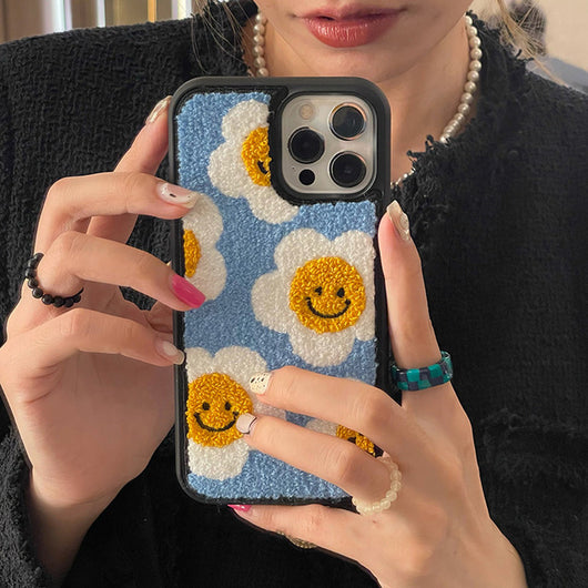 Funda iPhone Floral Invierno Coreana Bordada de Felpa Suave - Image 7