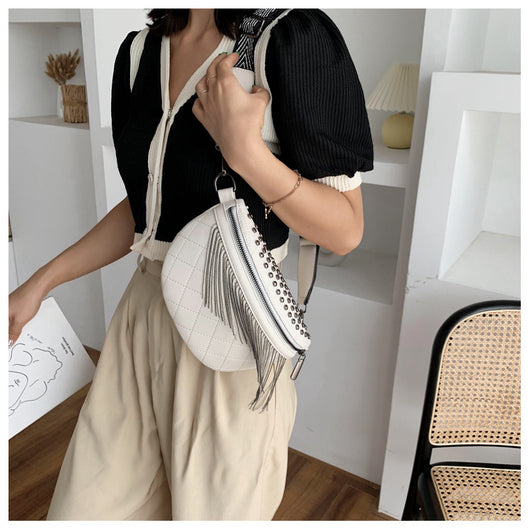 Bolsa de Pecho con Remaches y Borlas en Colores Sólidos - Image 10