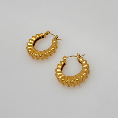 Aretes Vintage de Acero Titanio Chapado en Oro 18K con Diseño de Engranaje - Image 6