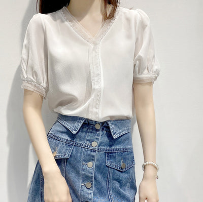 Blusa Suelta con Cuello V y Mangas Abullonadas - Diseño Exclusivo en Encaje - Image 2