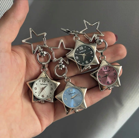 Reloj Pentágrama Elegante con Llavero Trébol