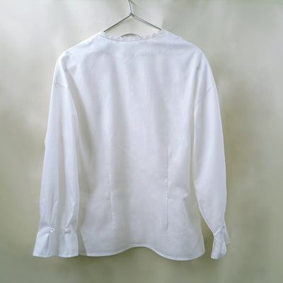Blusa Blanca de Encaje con Cuello V, Fibra de Rosa y Aroma Floral - Diseño Premium - Image 5