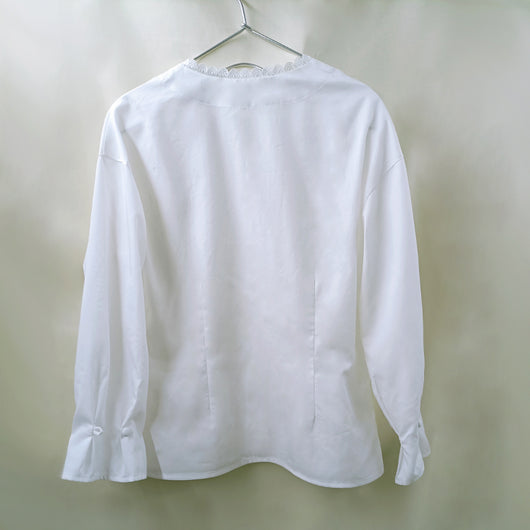 Blusa Blanca de Encaje con Cuello V, Fibra de Rosa y Aroma Floral - Diseño Premium - Image 5