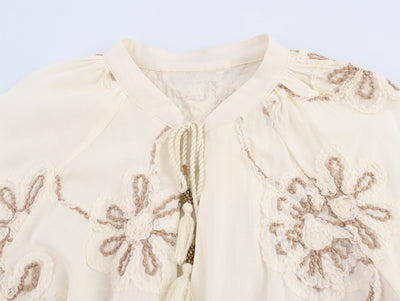 Blusa Elegante con Bordados Florales y Cuello en V - Image 15
