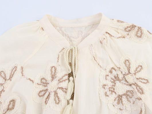 Blusa Elegante con Bordados Florales y Cuello en V - Image 15