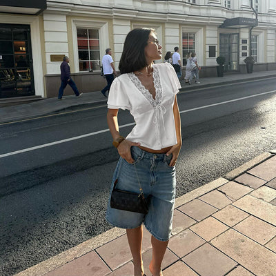 Blusa Ajustada con Escote V y Detalles de Encaje - Image 17