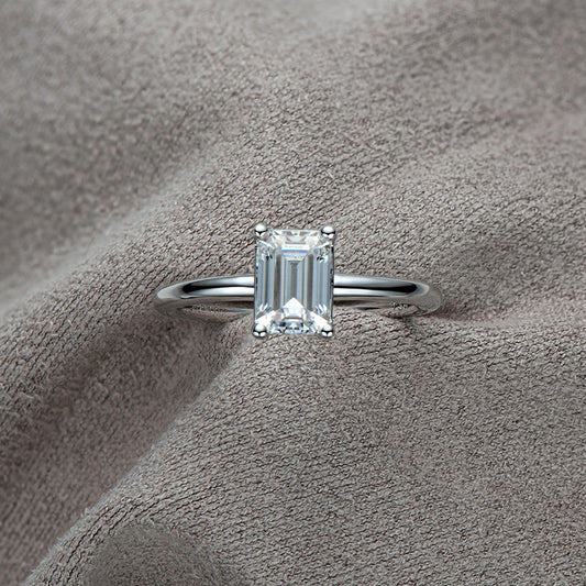 Anillo de Moissanita en Plata 925 con Bisel Rectangular