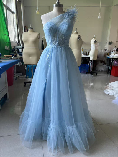Vestido de Novia Azul Asimétrico con Detalles de Plumas - Image 11