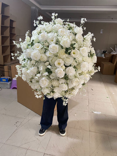Bola Floral de Hortensias y Rosas para Decoración de Mesas de Boda - Image 15