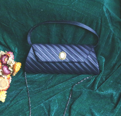 Bolso Vintage Crossbody con Cadena de Perforación y Asa de Mano