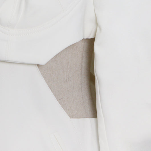 Blazer Entallado con Hombreras y Detalles Calados - Image 20