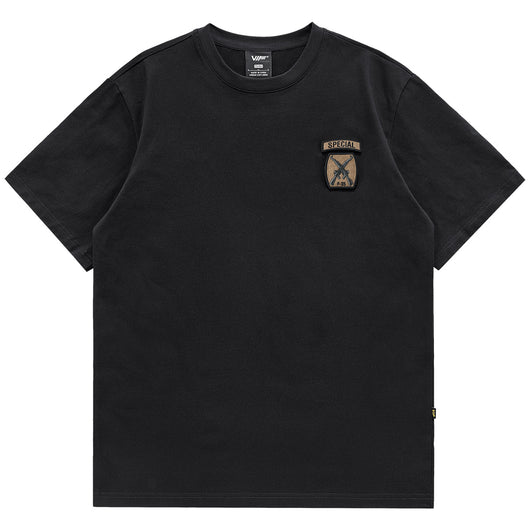 Polera Vintage con Emblema Bordado Cuello Redondo para Hombre - Image 12