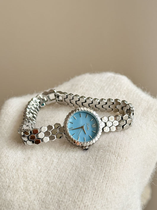 Reloj de Cuarzo Dorado Rosa Elegante y Compacto - Image 9