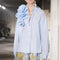 Blusa Casual con Flores Tridimensionales y Detalles de Volantes