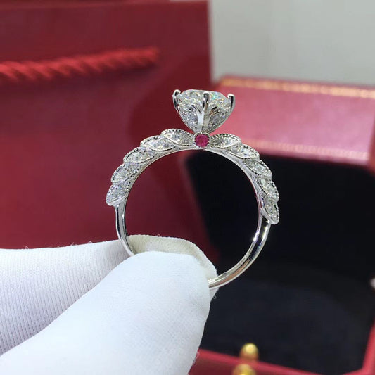 Anillo Diosa de la Fortuna en Moissanita con Baño de Platino