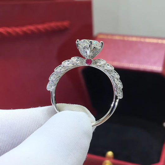 Anillo Diosa de la Fortuna en Moissanita con Baño de Platino