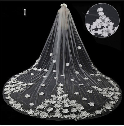 Vestido de Novia Lujo con Cola Larga y Velo de Hada Mágica - Image 9