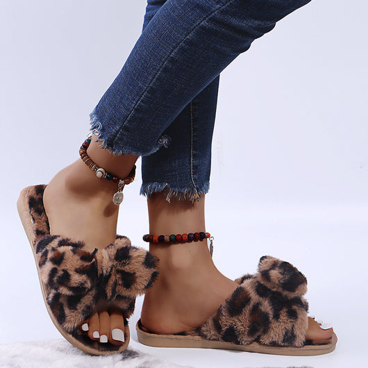 Pantuflas Abiertas con Estampado de Leopardo y Pelaje Suave - Image 3